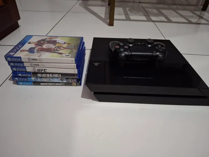 PlayStation 4 + 6 jogos