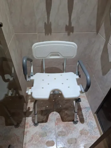 Cadeira Banho Zimedical com encosto e braços de apoio escamoteável. Capacidade até 100 kg.