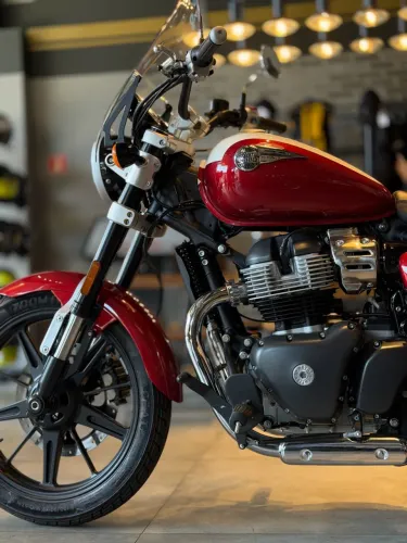 SUPER METEOR 650 CELESTIAL RED 26/27 - 0KM