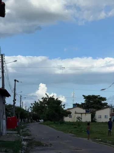 Vende-se uma excelente casa com ótima localização, por preço baixo à negociar!