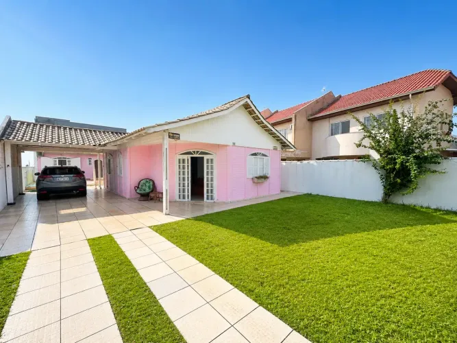 Casa com Piscina a 1 Quadra da Praia em Guaratuba R$ 880.000