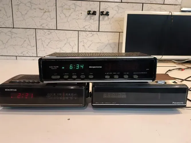 LOTE DE 2 RÁDIOS RELÓGIO PANASONIC ROADSTAR - PARA REPARO OU PEÇAS - LEIA A DESCRIÇÃO