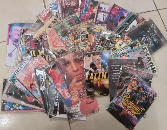 60 DVDs só de músicas com todos os cantores do gênero, Wesley safanão, Bruno e maione etc
