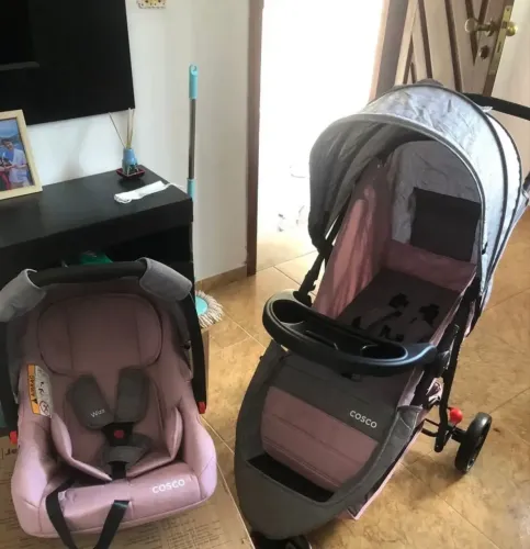 Carrinho de bebê com bebê conforto cosco
