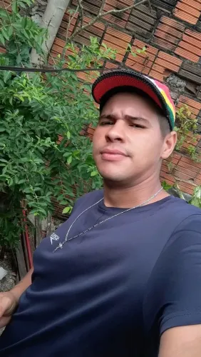 Trabalho de ajudante tô a procura de trabalho mi chamo Daniel 