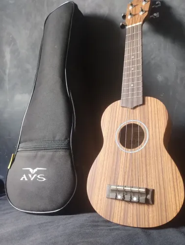 Ukulele Michael com capa