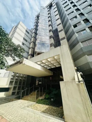 Sala comercial com móveis em localização central, Curitiba-PR