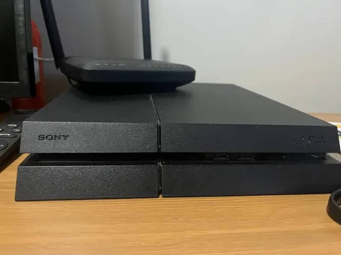 PS4 + 1 CONTROLE