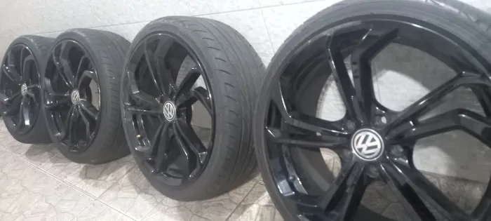 Rodas shiara com pneus yokohama 225/19/35 golf tsi Jetta e outros furação 5x112 $5.000$ 