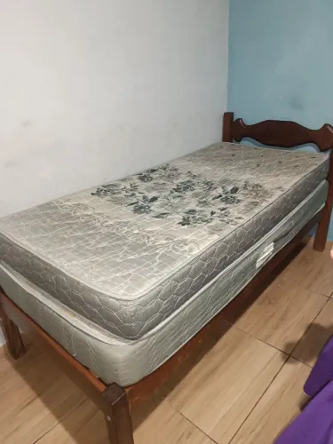 Cama sucupira com 2 colchões D 33