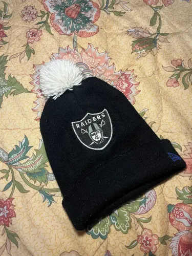 Touca New Era Raiders NFL Preta com Pompom