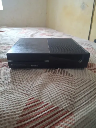 Xbox one fat com um controle funcionando perfeitamente