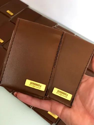 36 carteiras de couro sintético com aplique ?Servindo e frutificando? nunca usadas 