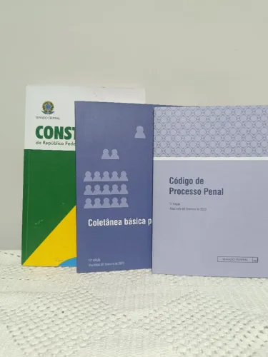 Livros de constituição, código processo penal  e coletânea penal