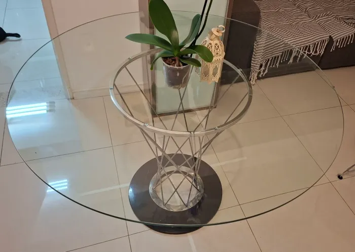 Mesa de jantar redonda tampo de vidro Tok&Stok Isamu Noguchi