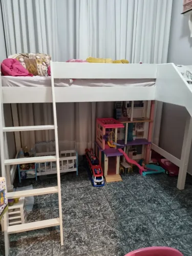 Cama infantil com escorregador 