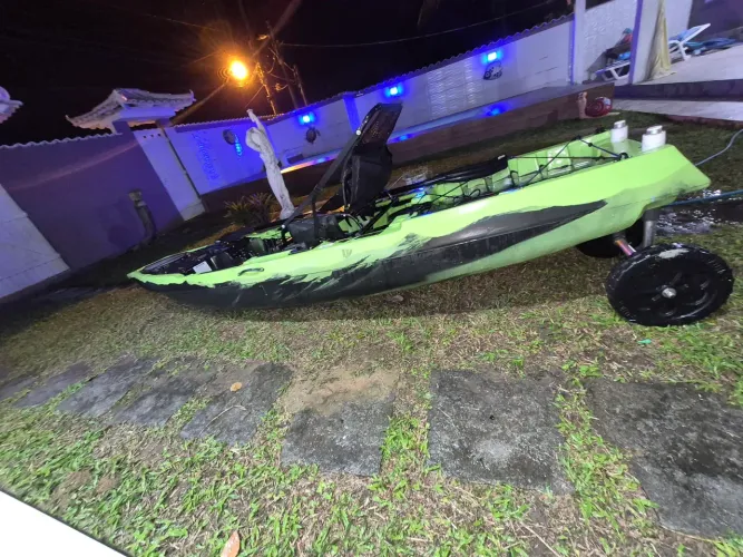 Vendo kayak novissimo com motor, cadeira e remo 