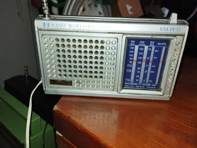 Rádio antigo Motobras AM FM pilha e energia.