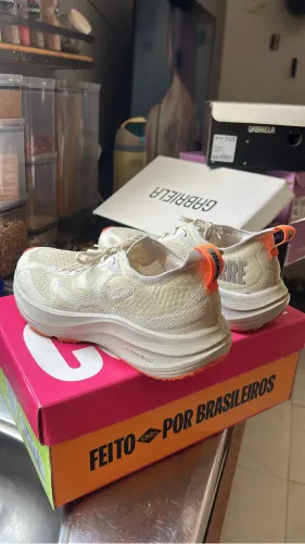 Corre 4 branco com laranja