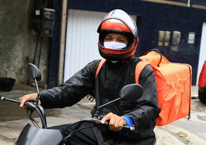 Moto boy entregador de lanches