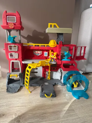 * 150,00* playset central de bombeiros Transformes - playskool 