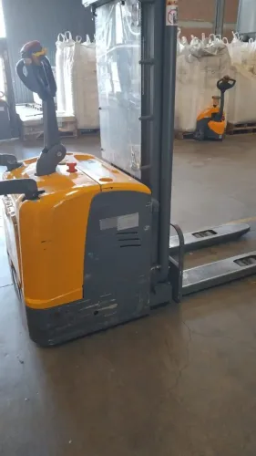 Empilhadeira Paleteira Elétrica tracionada  carga 1.500 kg 4,5 m elevação