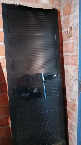 Vendo porta em alumínio com vidro 