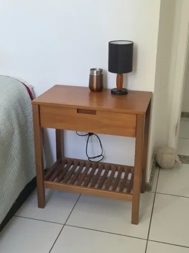 Mesa de Cabeceira Madeira 1 Gaveta e Prateleira Ripada Amêndoa