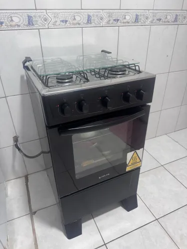 Fogão 4 bocas (cor preta, não tem 1 ano de uso)