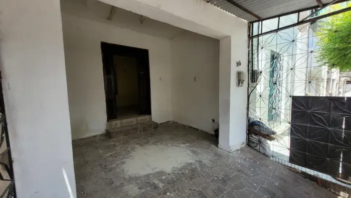 CASA DUPLEX COM 03 QUARTOS NO ANTÔNIO BEZERRA, PRÓXIMO DA AV. MISER HALL