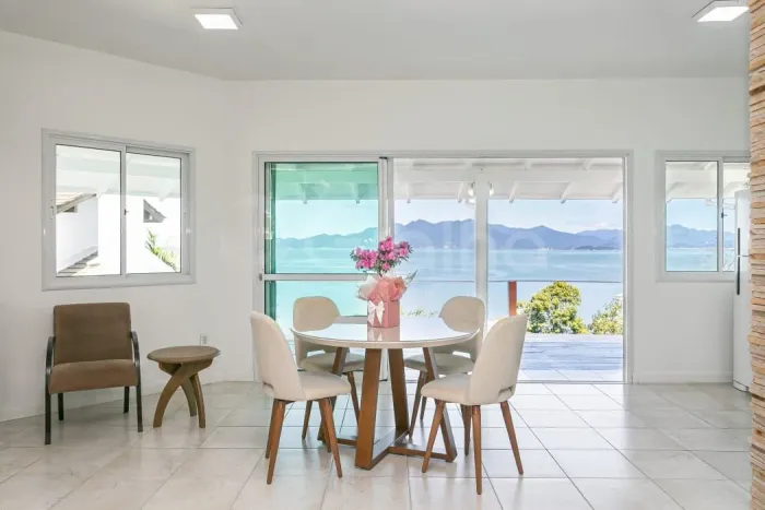 Casa Residencial 3 quartos (2 suítes) com 178m² no bairro José Mendes, em Florianópolis.