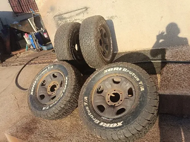Vendo jogo de rodas com pneus da S10