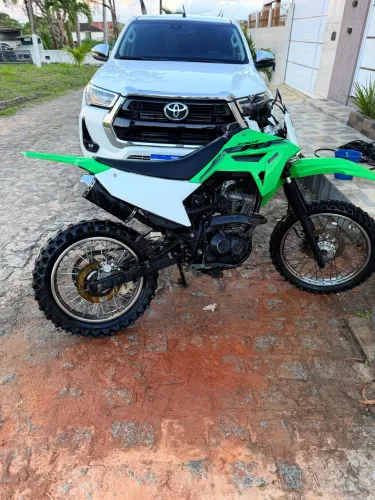 Moto Honda roupa CRF preparada para trilha 190ccc