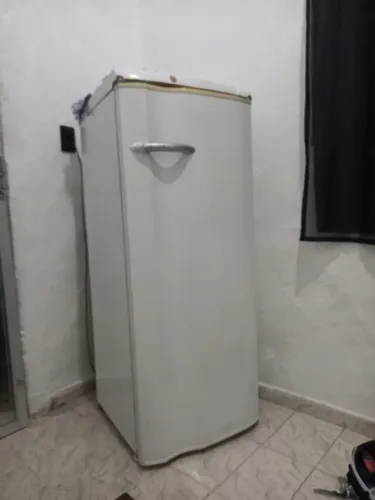 Vendo geladeira gelando muito