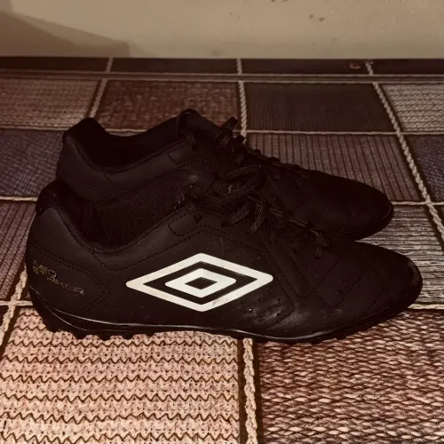 Chuteira Society Umbro Neo Striker & Bola de Futebol de Campo Penalty Líder XXI