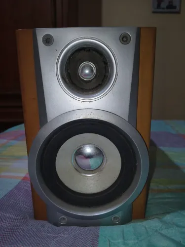 Vendo uma caixa de som de madeira com fio, em ótimo estado. 