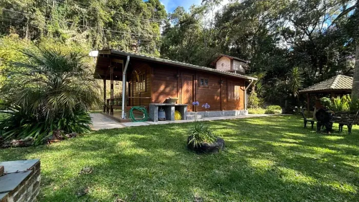 Casa de madeira em rua tranquila