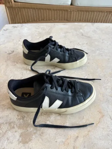 Tênis Vert couro preto feminino