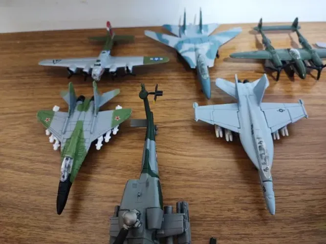 Lote com 8 aviões e helicópteros de guerras