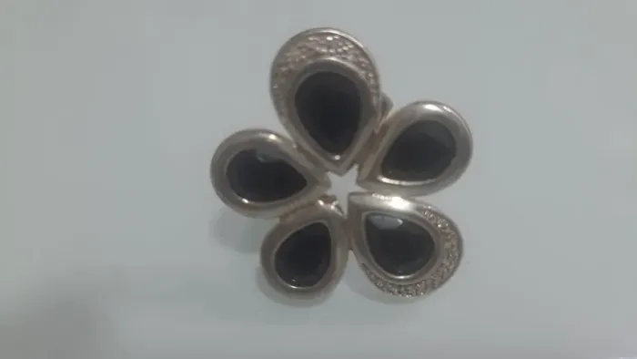 Anel de prata cinco folhas pedra preta 