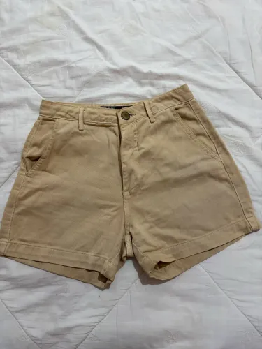 Short jeans bege