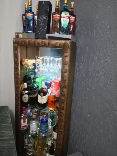Barzinho, cristaleira e bebidas R$ 3.500,00 preço de ocasião