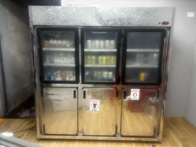 Vendo cervejeira 6 portas injetada