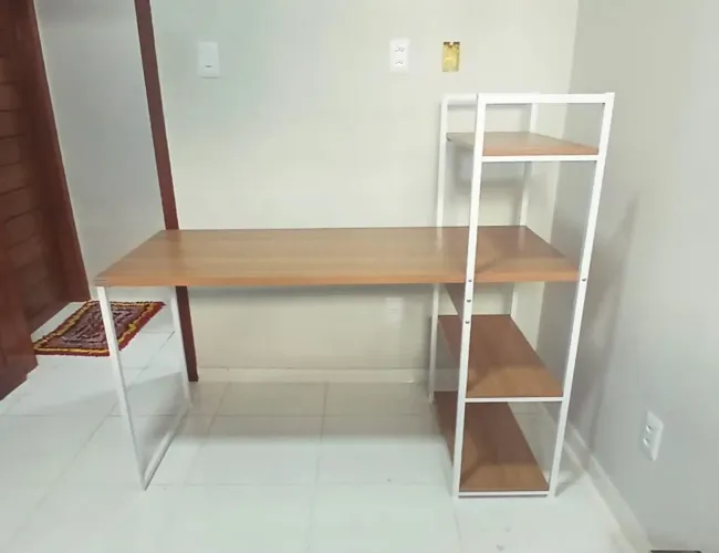 Mesa com prateleiras para casa ou escritório