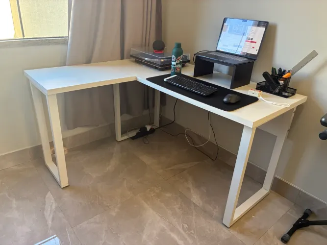 Mesa de escritório em L