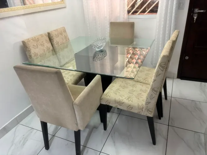Mesa de vidro de 1,20x1,20 com 4 Cadeiras e 2 Poltronas