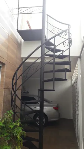 ESCADA HELICOIDAL CARACOL E RETA