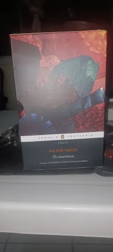 Box do livro " os miseráveis"