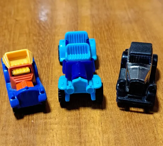 LOTE Nº 15 - CONTENDO TRÊS BRINQUEDOS MINIATURA KINDER OVO - CARRINHOS CALHAMBEQUES
