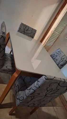 Vendo mesa de jantar de 4 cadeiras